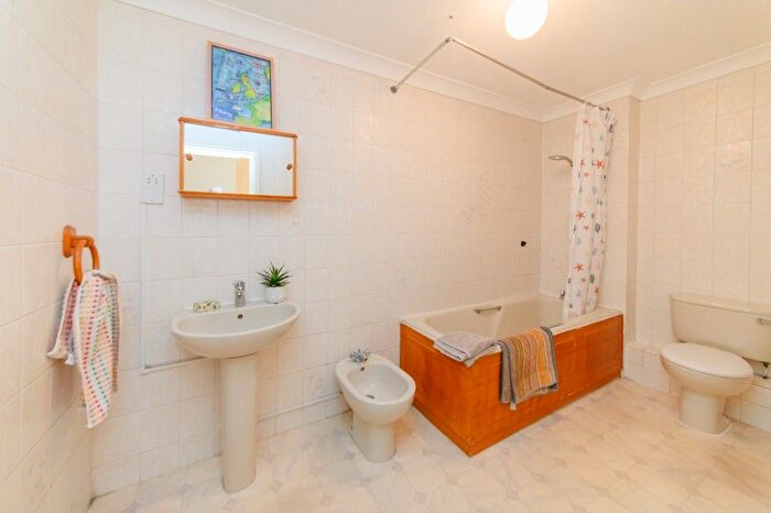 2 Bedroom Flat To Rent In Holden Road, Finchley, N12