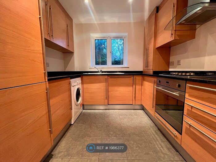 2 Bedroom Flat To Rent In West Finchley Station, London, N3