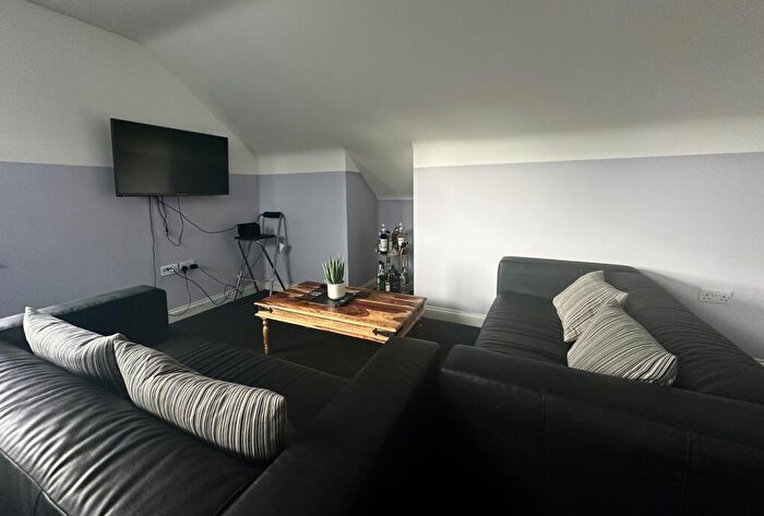 2 Bedroom Flat To Rent In Modern Bed Bath Apartment // /, LN1