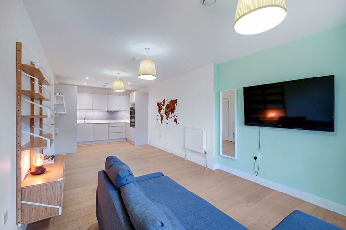 2 Bedroom Flat To Rent In Flat, Eastern Point, F Edgware Road, London, NW9