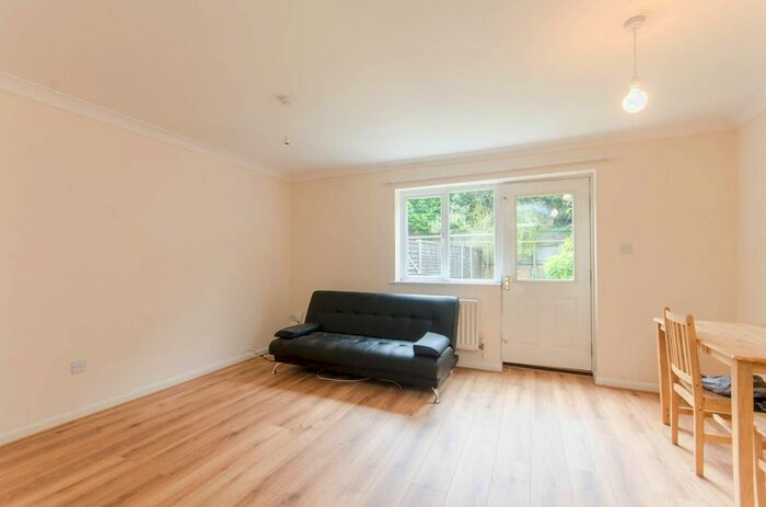 3 Bedroom Terraced House To Rent In Chaucer Way, Wimbledon, London, SW19