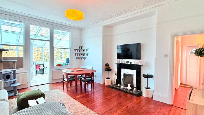2 Bedroom Flat For Sale In Kings Avenue, Muswell Hill, N10