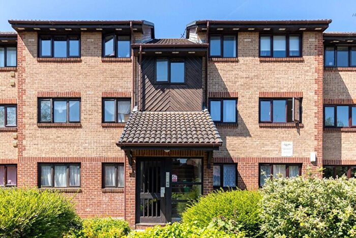 2 Bedroom Flat For Sale In Cricketers Close, Erith, DA8