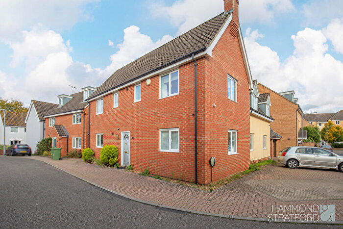 4 Bedroom Link Detached House For Sale In Camelia Close, Hethersett, NR9
