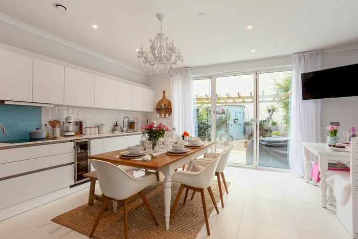 4 Bedroom Town House To Rent In Stothert Avenue, Bath, BA2