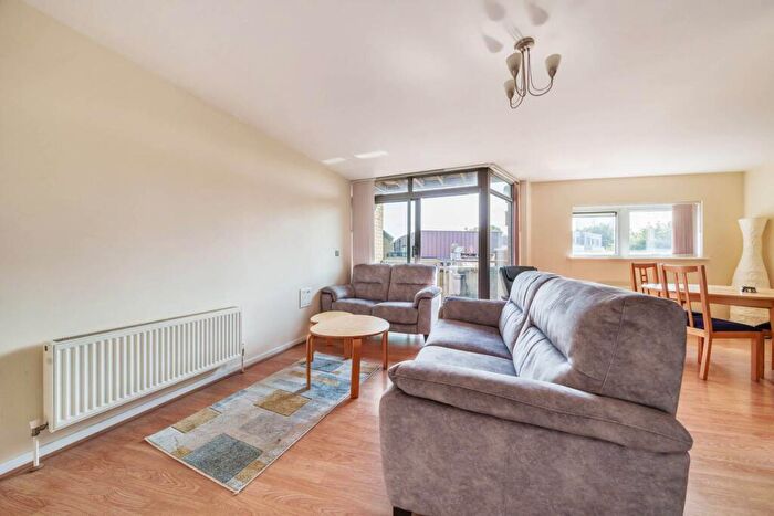 2 Bedroom Flat To Rent In Violet Road, Bow, London, E3