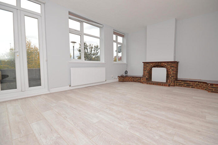 3 Bedroom Maisonette To Rent In Claybury Broadway, Ilford, IG5