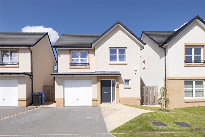 3 Bedroom Detached House For Sale In Shiel Hall Loan, Rosewell, EH24