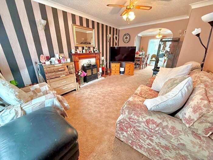 4 Bedroom Semi Detached House For Sale In Beale Street, Dunstable, LU6