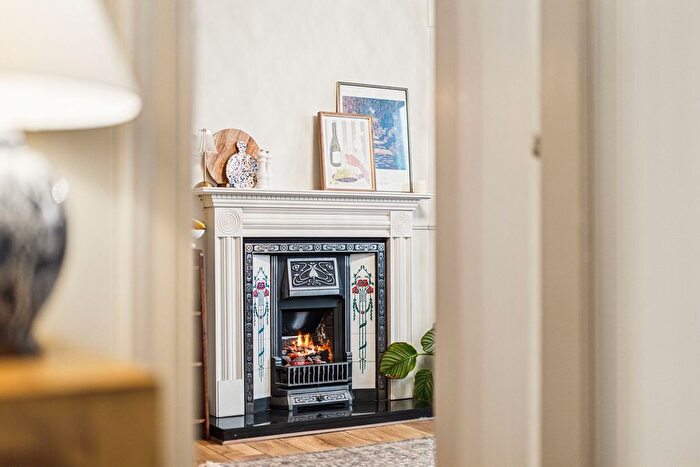 2 Bedroom Flat For Sale In Crow Road, Jordanhill, G11