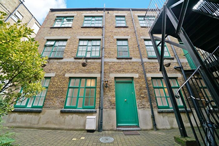 2 Bedroom Maisonette To Rent In Oakley Yard, Bacon Street, Shoreditch, E2