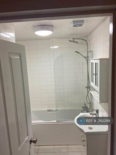 3 Bedroom End Of Terrace House To Rent In Erin Close, Luton, LU4