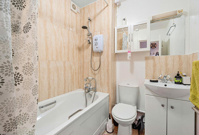 1 Bedroom Apartment For Sale In Kingston Gardens, Beddington, CR0