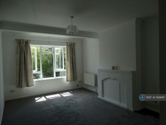 2 Bedroom Flat To Rent In Courtlands, Maidenhead, SL6