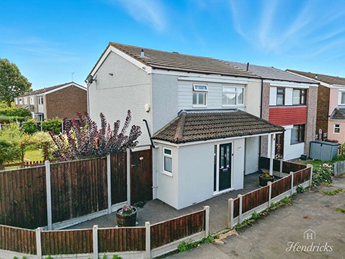 3 Bedroom End Of Terrace House For Sale In First Avenue, Canvey Island, SS8