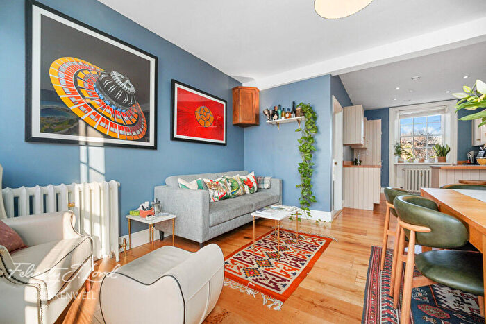 3 Bedroom Duplex For Sale In New North Road, London, N1