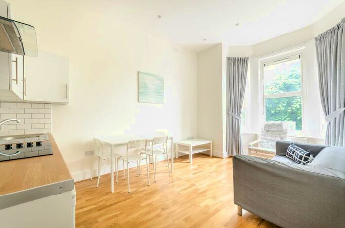 2 Bedroom Flat To Rent In Dean Road, Willesden Green, London, NW2