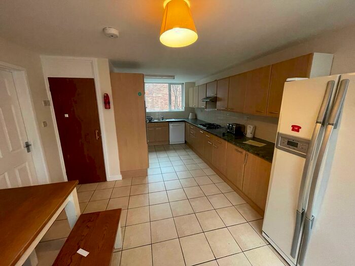 4 Bedroom Semi-Detached House To Rent In Herons Way, Selly Oak, Birmingham, B29