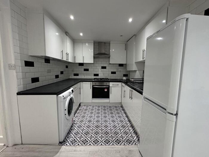 2 Bedroom Flat To Rent In Hanley Road London, N4