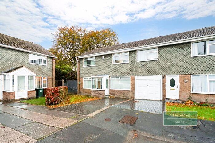 4 Bedroom End Of Terrace House For Sale In Brookhill Close, Leeds, LS17