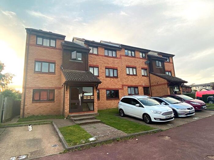 2 Bedroom Flat To Rent In Ottershaw, Surrey., KT16