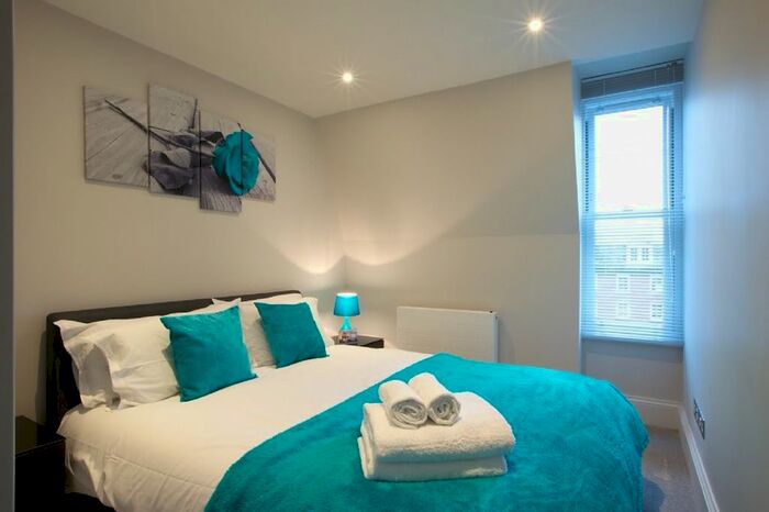 2 Bedroom Flat To Rent In Barons Court, London, W14