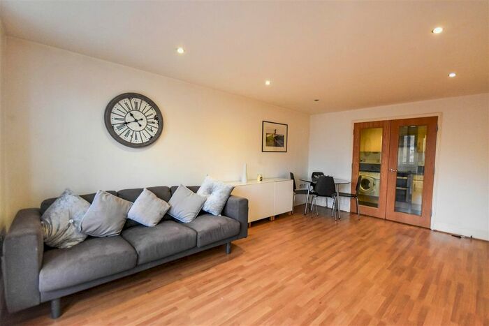 2 Bedroom Flat To Rent In Oakbark House, High Street, Brentford, TW8