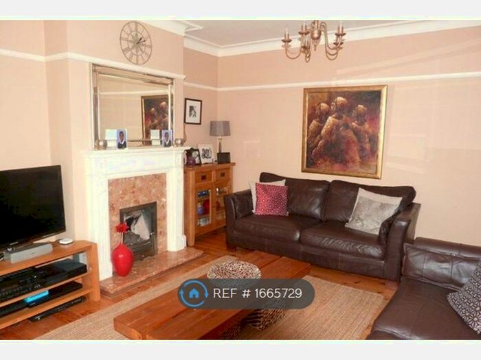 4 Bedroom Terraced House To Rent In Glenwood Gardens, Ilford, IG2