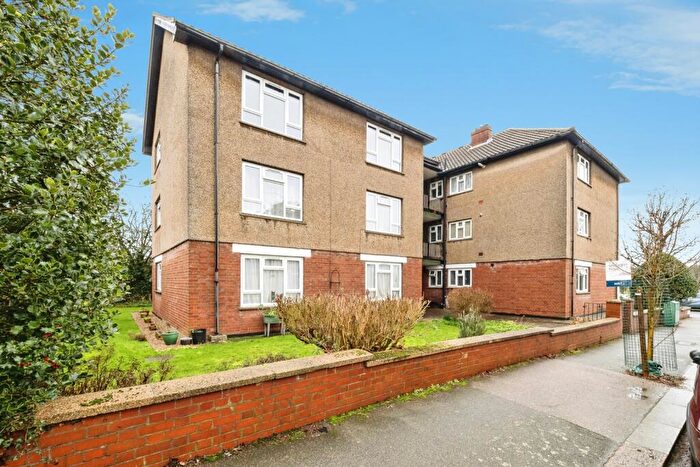 2 Bedroom Flat For Sale In Forest Avenue, London, E4