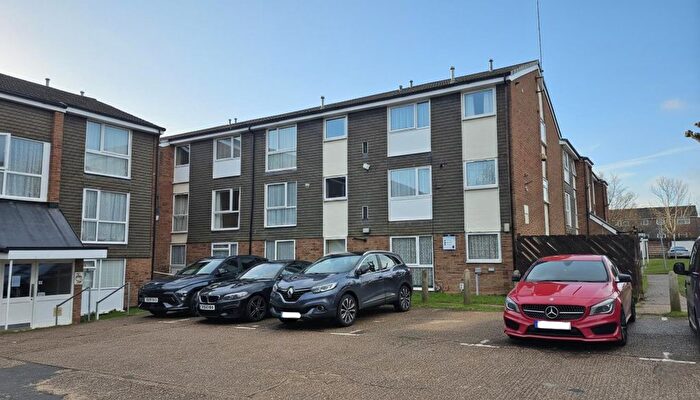 2 Bedroom Flat For Sale In Cuffley Court, Hemel Hempstead, HP2