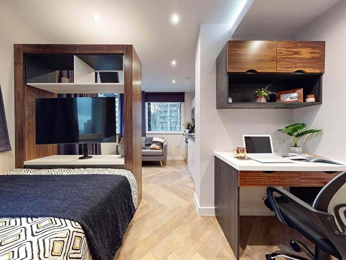 Apartment To Rent In Apt, Live Oasis Wade Lane #, LS2