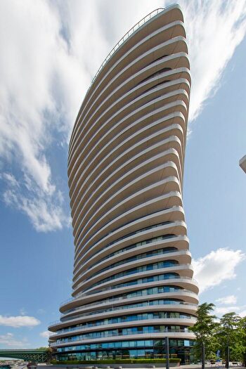 2 Bedroom Flat For Sale In Lombard Wharf, Lombard Road, SW11