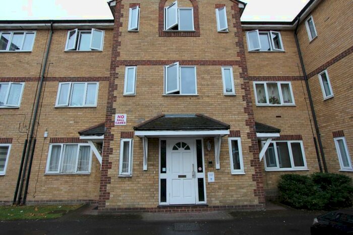 2 Bedroom Flat To Rent In Vicarage Square, Grays, Essex, RM17
