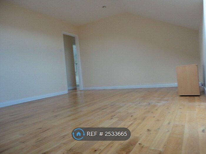 2 Bedroom Flat To Rent In Charwood Road, Wokingham, RG40