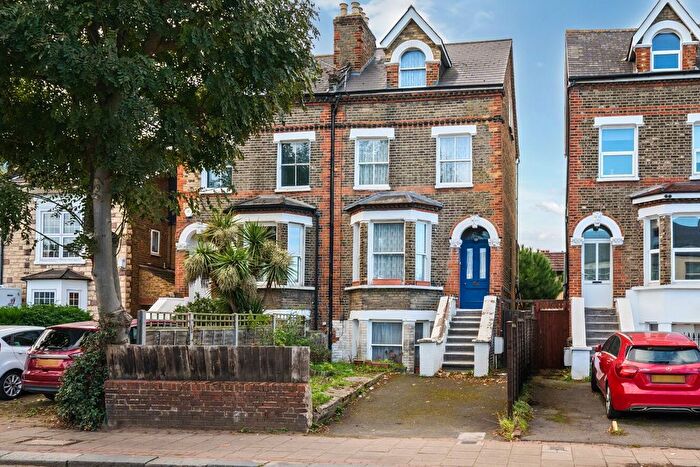 3 Bedroom Flat For Sale In Merton Road, London, SW18