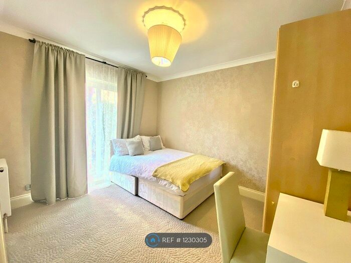 Studio To Rent In Western Avenue, London, W3