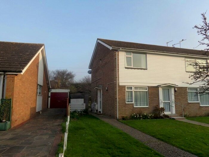 2 Bedroom Flat To Rent In Columbine Gardens, Walton-on-the-Naze, CO14