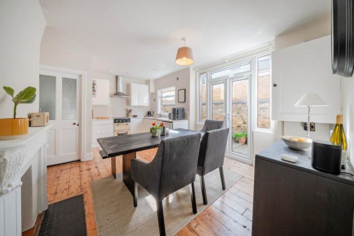 3 Bedroom Flat For Sale In Weir Road, Balham, London, SW12