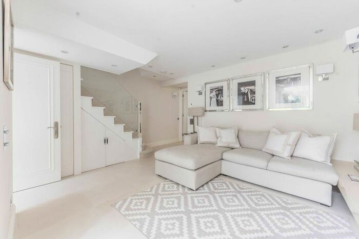 3 Bedroom Flat To Rent In Flood Street, Chelsea, London, SW3