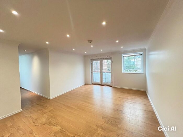3 Bedroom Flat To Rent In Hoxton Street, London, N1