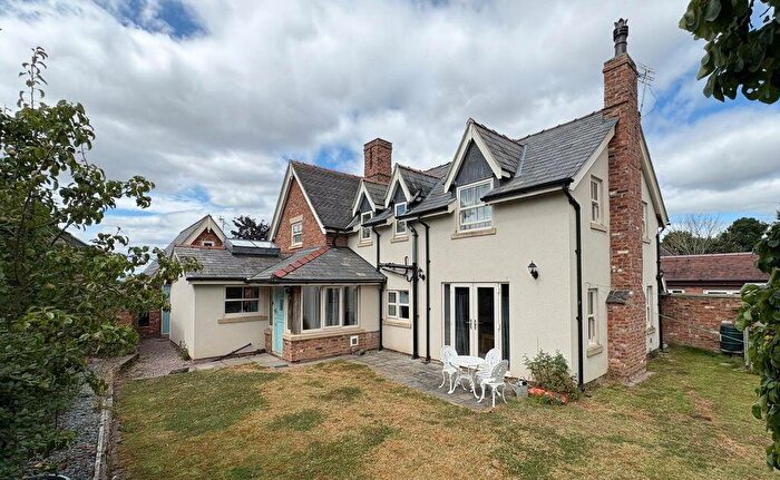 4 Bedroom Character Property For Sale In School House, Church Lane, Huxley, CH3