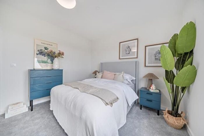 2 Bedroom Flat To Rent In Elmsleigh Road, Staines, TW18