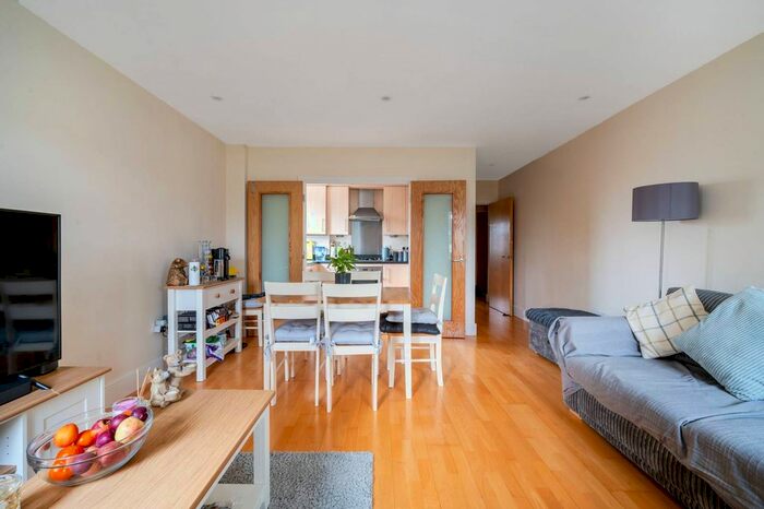 2 Bedroom Flat To Rent In Addlestone Park, Addlestone, KT15