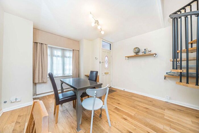 2 Bedroom Flat To Rent In Chertsey Road, St Margarets, Twickenham, TW1