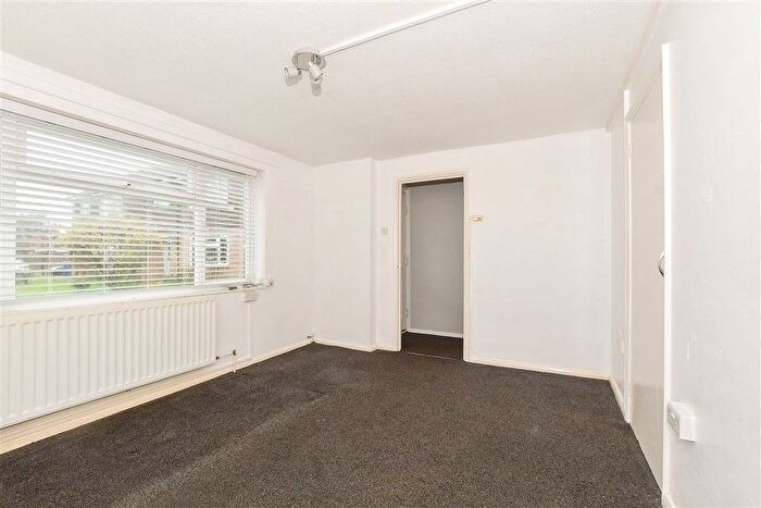 1 Bedroom Flat For Sale In Queensway, Cranleigh, Surrey, GU6