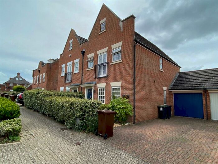 3 Bedroom Semi-Detached House To Rent In Melrose Avenue, Kings Hill, ME19