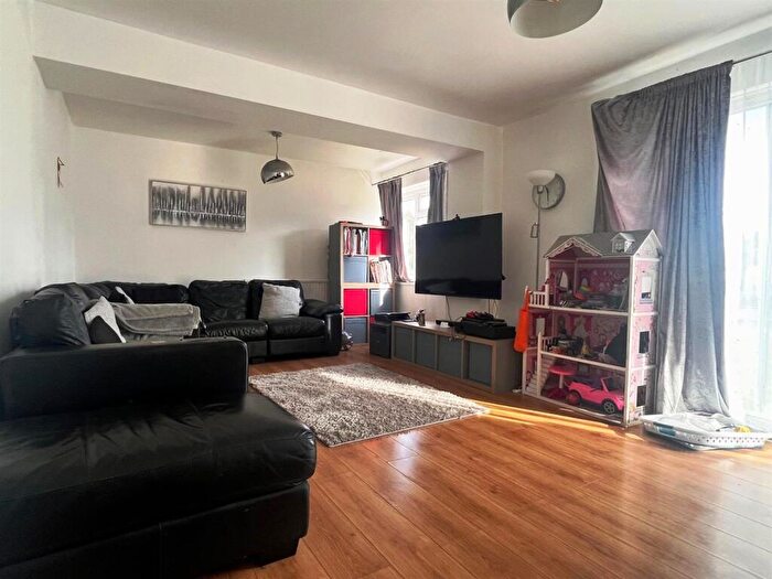 2 Bedroom Flat For Sale In Royston Gardens, Ilford, IG1