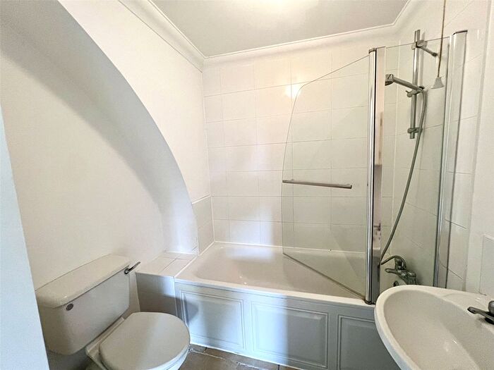 1 Bedroom Flat For Sale In Croydon Road, Reigate, Surrey, RH2