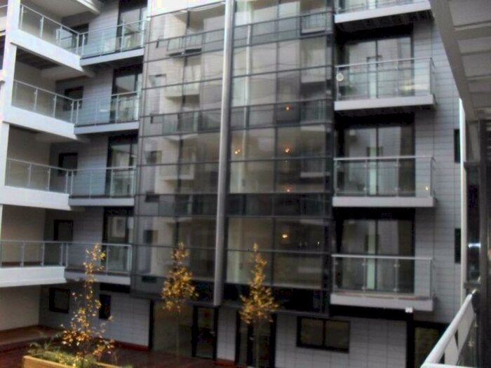 2 Bedroom Apartment To Rent In Hamilton House, L3