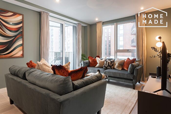 3 Bedroom Flat To Rent In New York Square, Leeds, LS2